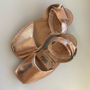 Pons peep-toe Sandels in Rose Gold New